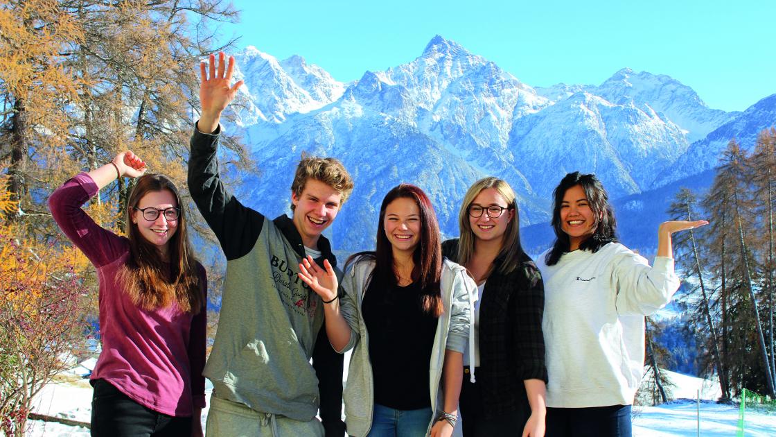 Foto de estudantes internacionais a estudar no ensino médio high school na Suíça