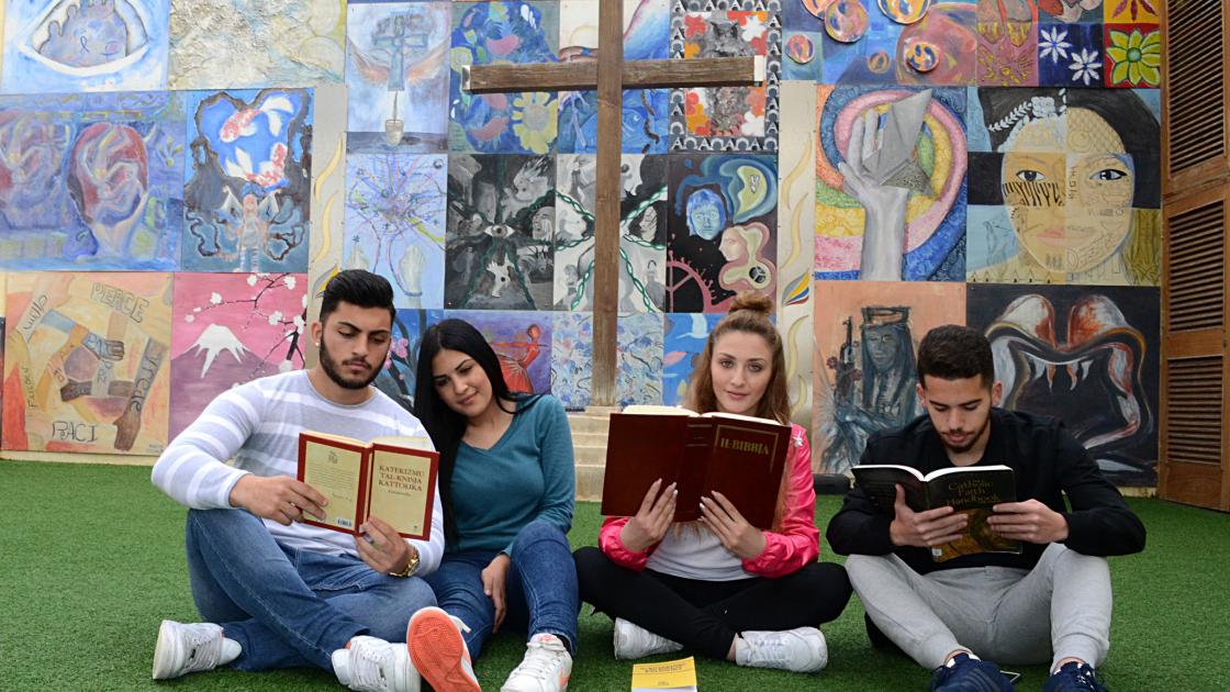 Foto de estudantes de intercâmbio a estudar inglês em Malta