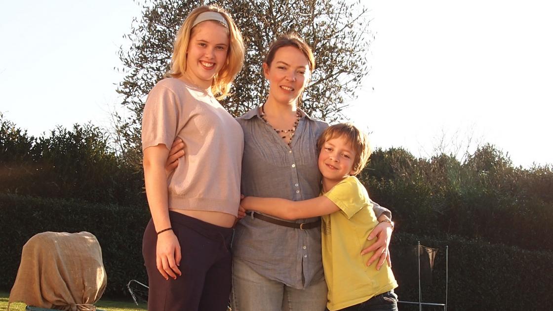 Foto de estudante de intercâmbio em França com a sua família anfitriã francesa