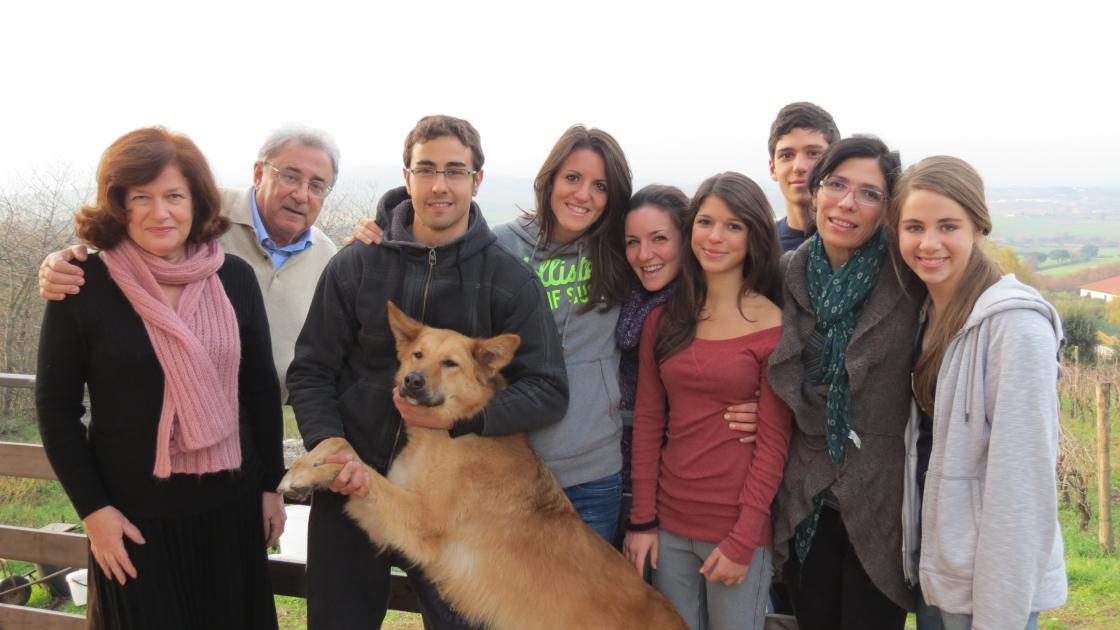 Foto de uma família anfitriã espanhola de um estudante internacional de intercâmbio  em Espanha