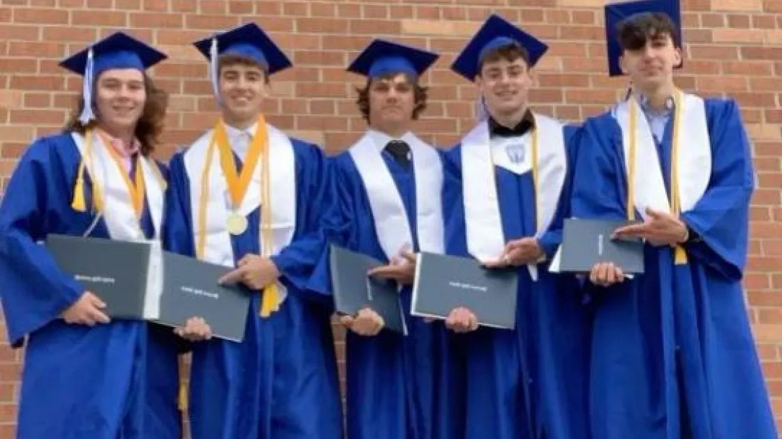 estudantes na graduação de high school americano