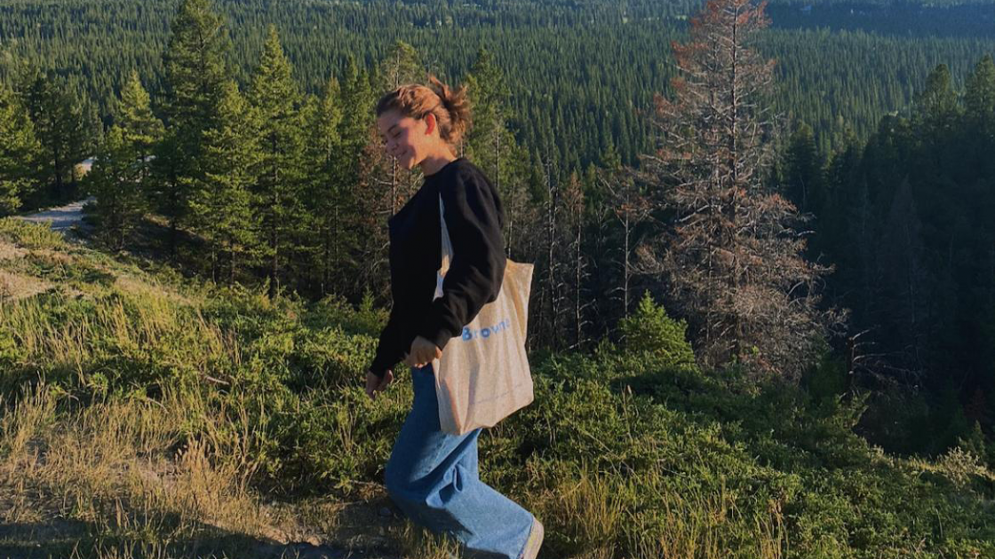 rapariga a caminhar no meio da natureza no canadá