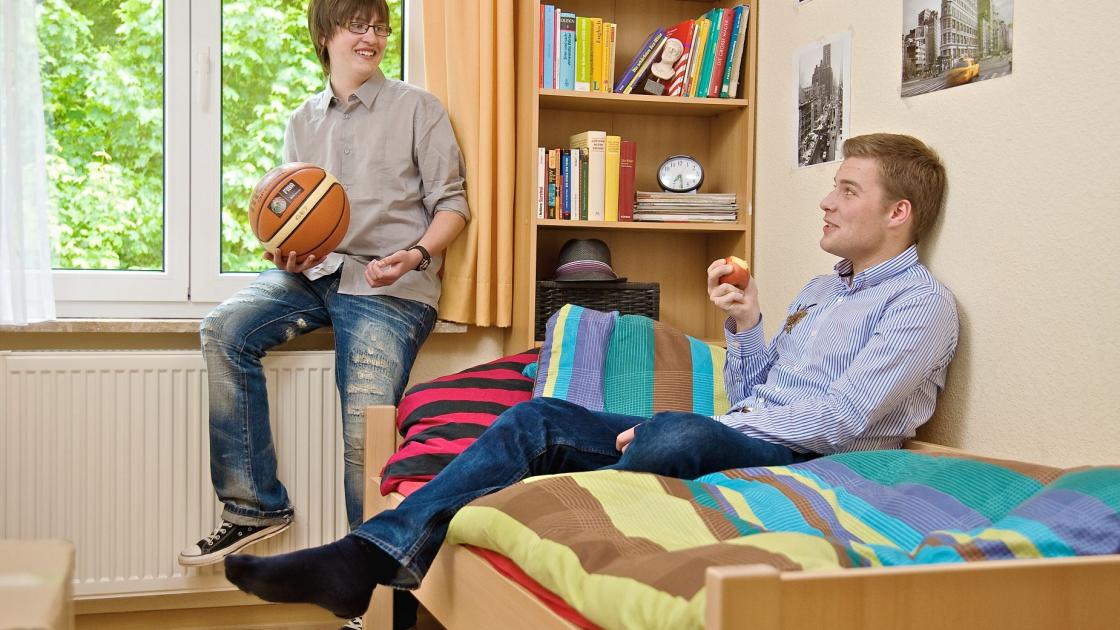 Foto de estudantes a estudar no estrangeiro em residência estudantil na Alemanha