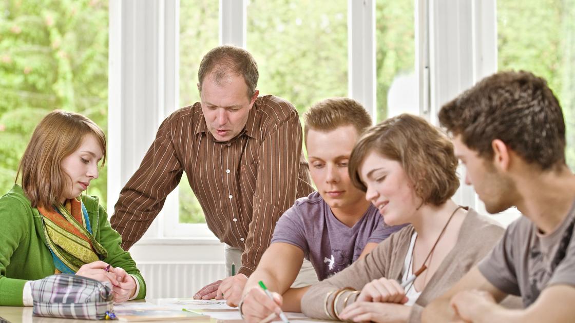 Foto de estudantes a estudar no estrangeiro numa escola privada na Alemanha