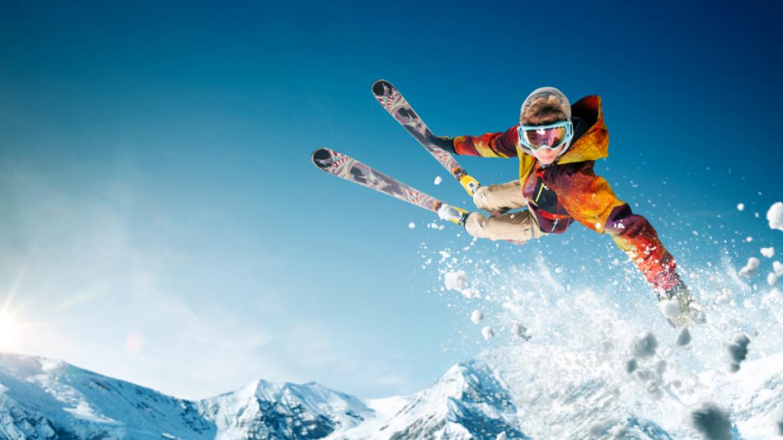 Foto de estudante de intercâmbio de high school na Suíça a praticar snowboard